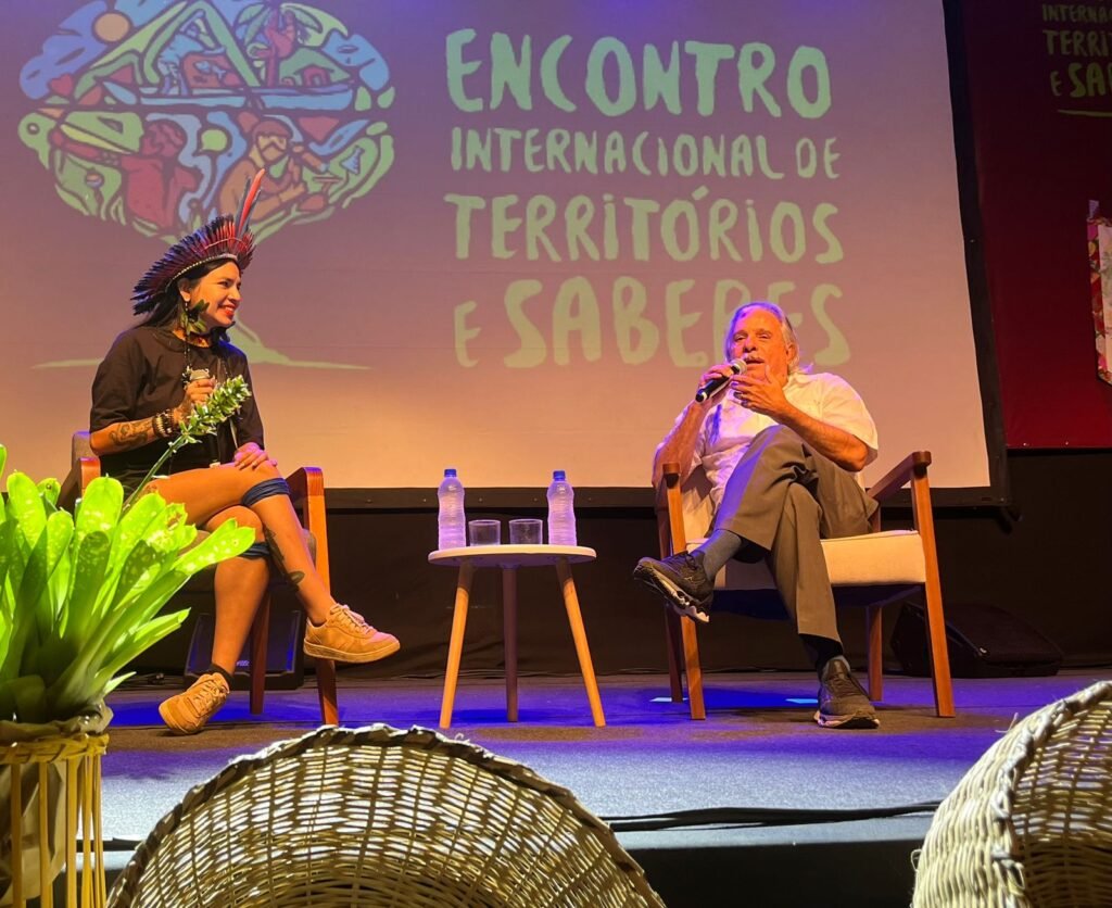 Txai Suruí e Paulo Gadelha reforçam a união de saberes indígenas e científicos em evento sobre a preservação da Amazônia e a luta dos povos tradicionais