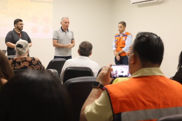 Reunião em Fortaleza sobre protocolo para enfrentar calor extremo, com autoridades e participantes atentos.